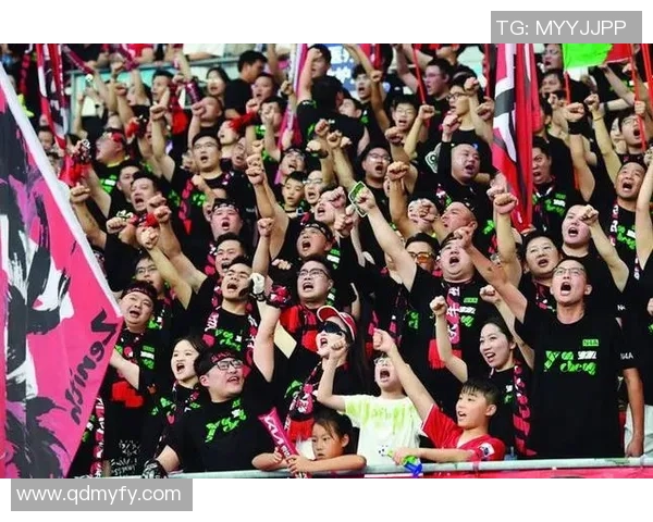 球星挂件随足球旋转展现激情运动之美点亮球迷热爱瞬间